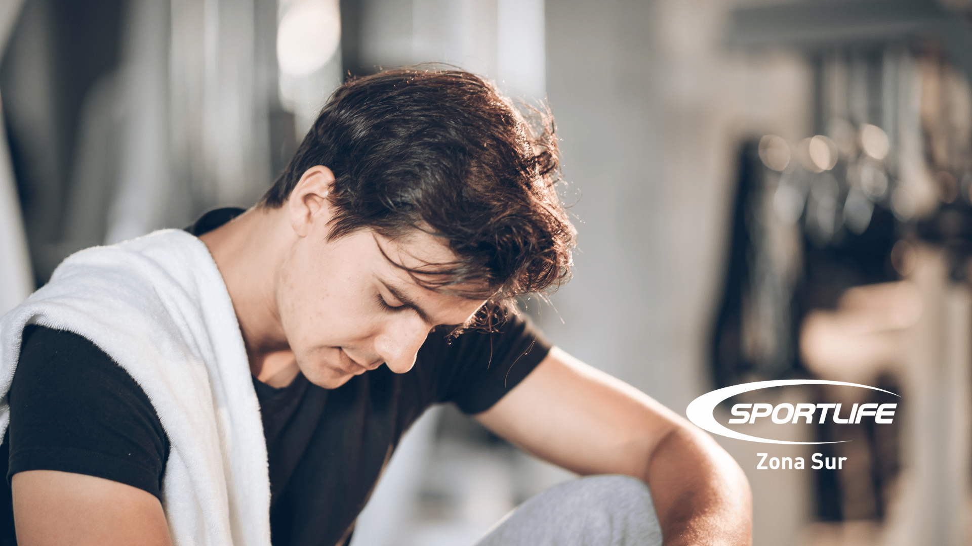 Persona retomando su entrenamiento en el gimnasio después de las vacaciones, utilizando máquinas de ejercicio con la guía de un instructor en Sportlife Zona Sur.