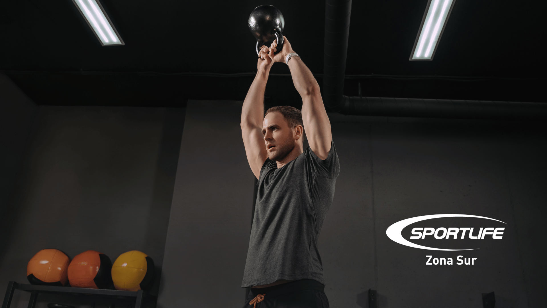 Hombre entrenando con kettlebell en Sportlife Zona Sur durante una sesión de entrenamiento funcional, enfocado y con técnica adecuada.