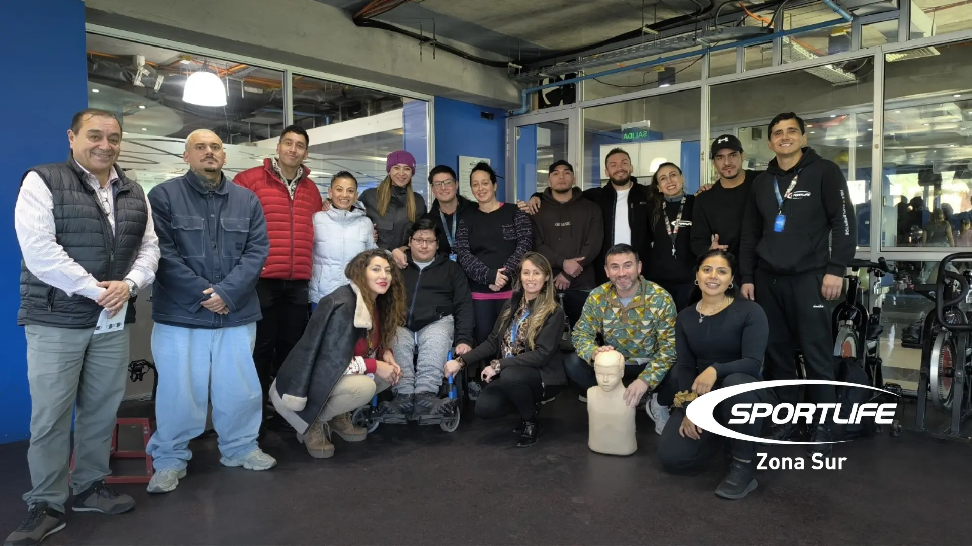 Colaboradores de Sportlife Zona Sur realizando maniobras de RCP durante capacitación con Mutual de Seguridad