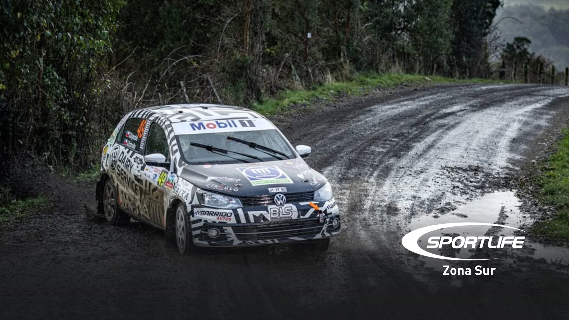 Ignacio Oyarzu celebra su tercer lugar en el RallyMobil en Chiloé junto a su equipo