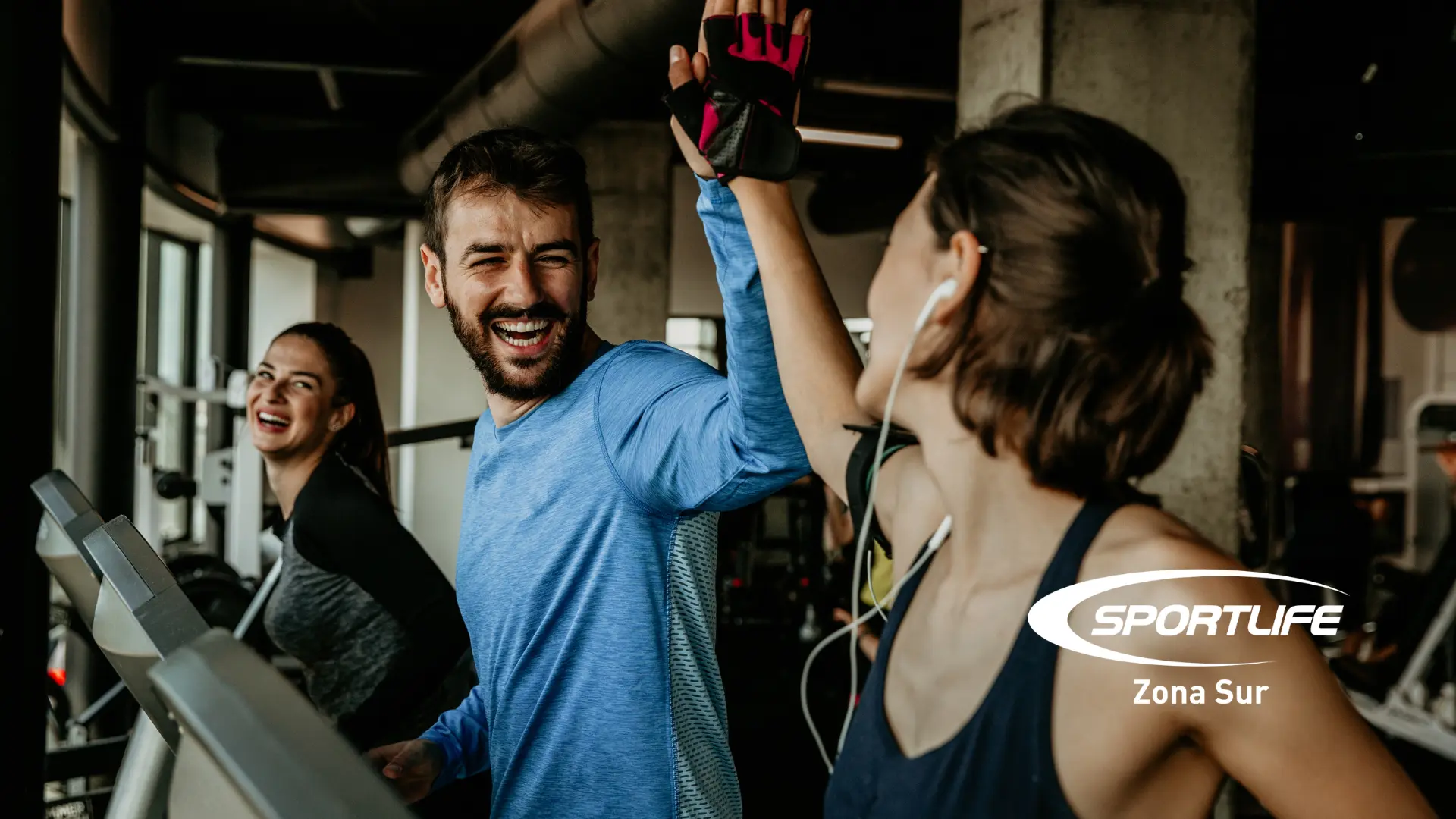 Personas entrenando felices en gimnasio: ejercicio que activa dopamina y mejora la salud mental