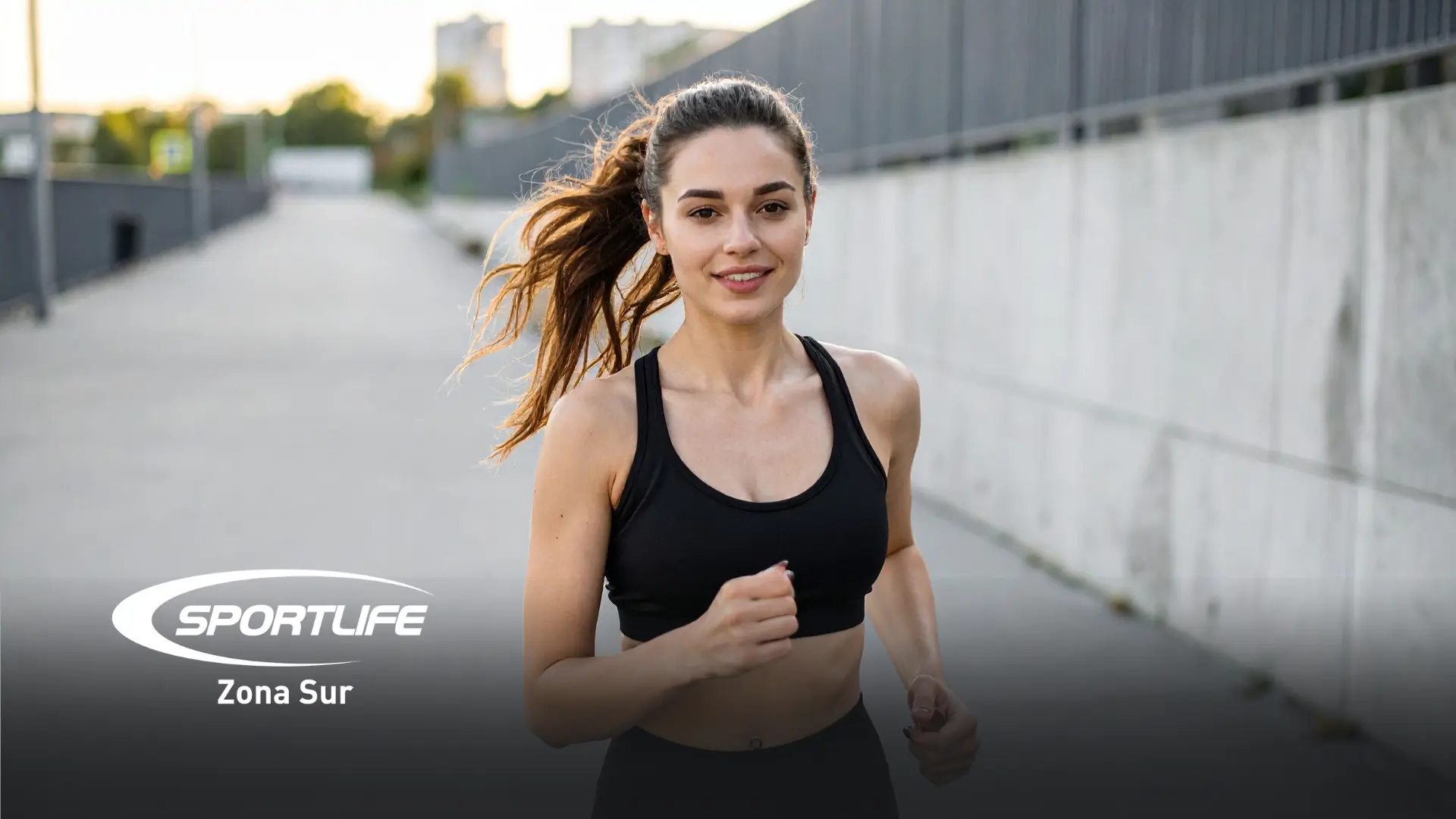 Personas entrenando en Sportlife Zona Sur y aprovechando los días soleados con actividades al aire libre.
