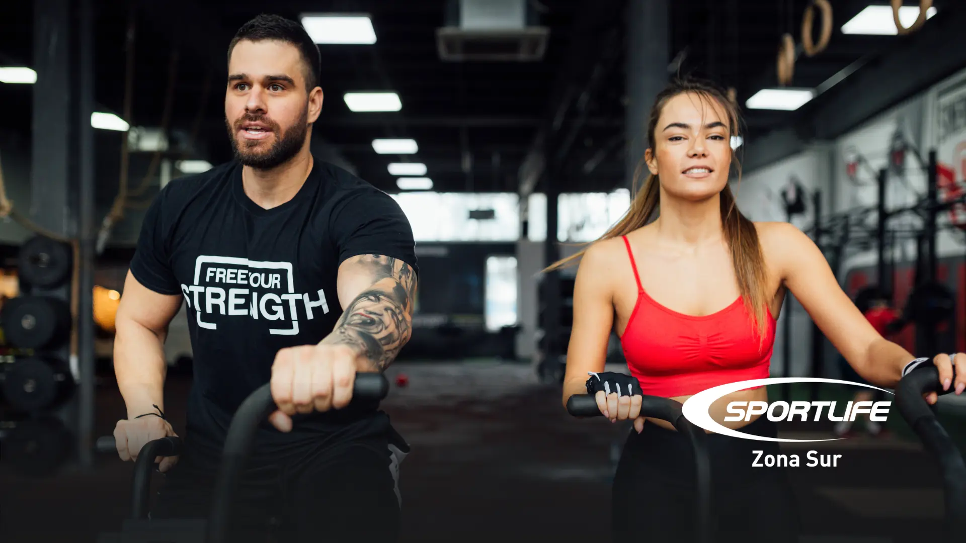 Dos personas compartiendo un momento de bienestar y salud en el gimnasio Sportlife Zona Sur durante febrero.